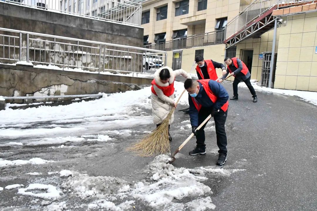 开通“暖心安全通道”—新邵县人民医院开展扫雪除冰志愿服务活动