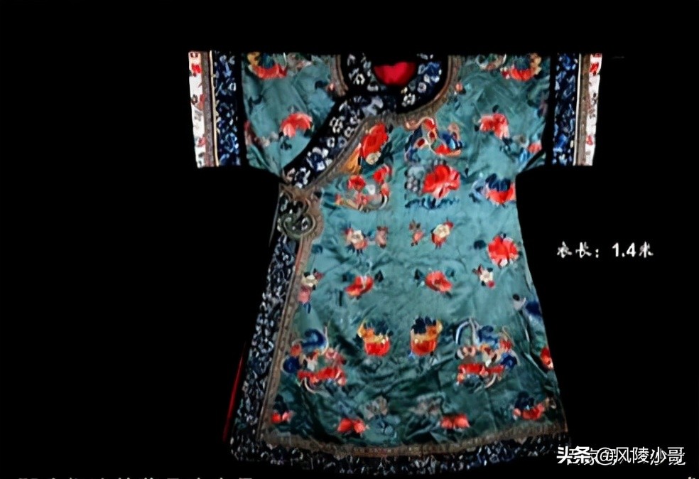 女子整理衣柜发现一件旗袍，像是清朝贵族服装，赶紧找人鉴定
