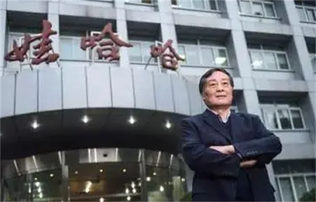 每年赚上亿利息，却穿廉价衣服舍不得坐飞机，首富请他吃饭都不去