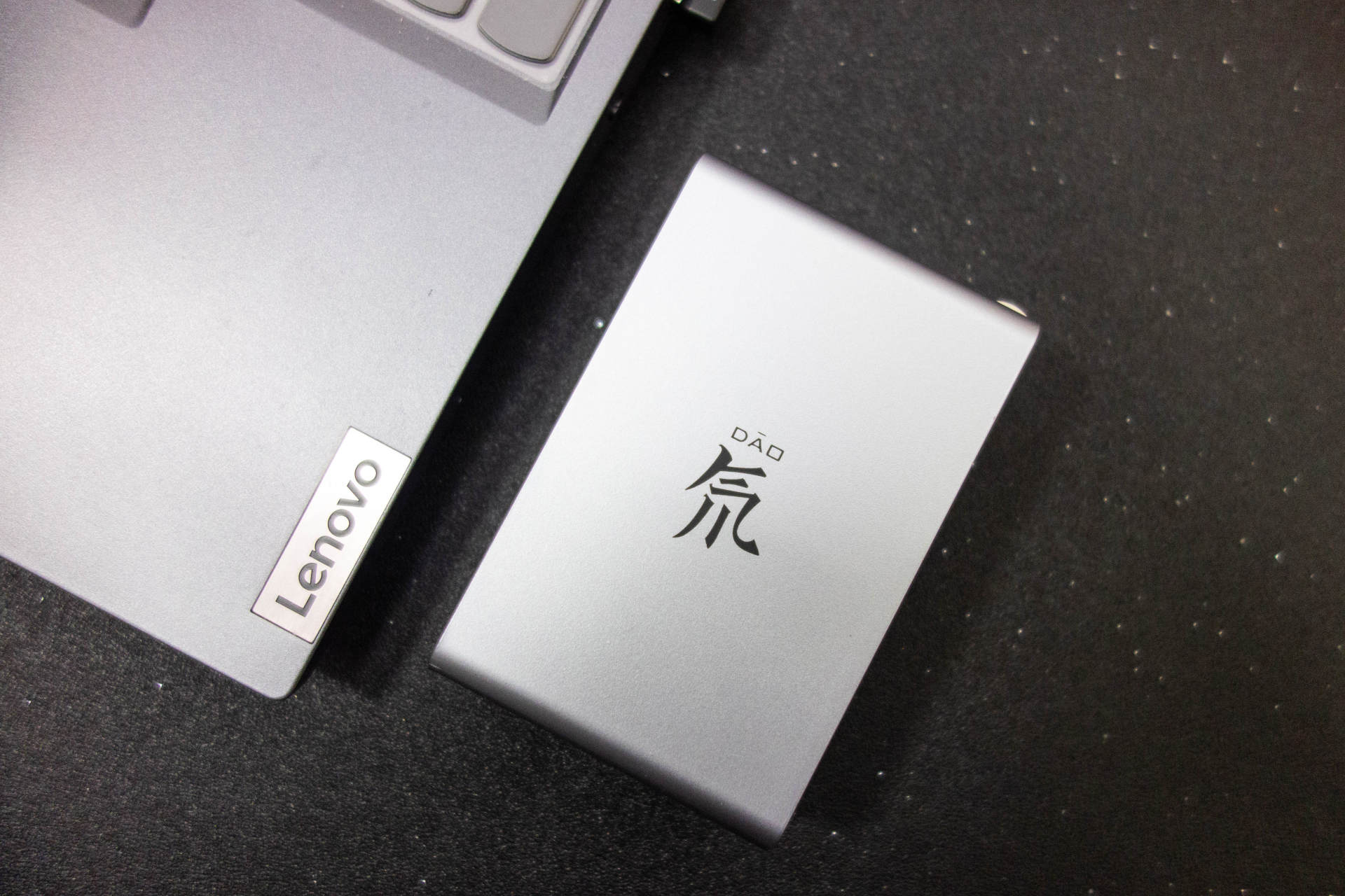 努比亚120W氘锋氮化镓，2C+1A 三口快充一步到位