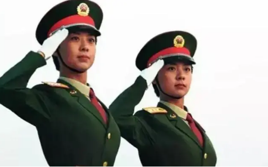 当年在阅兵仪式上“红遍中国”的双胞胎姐妹花，后来怎么样了？