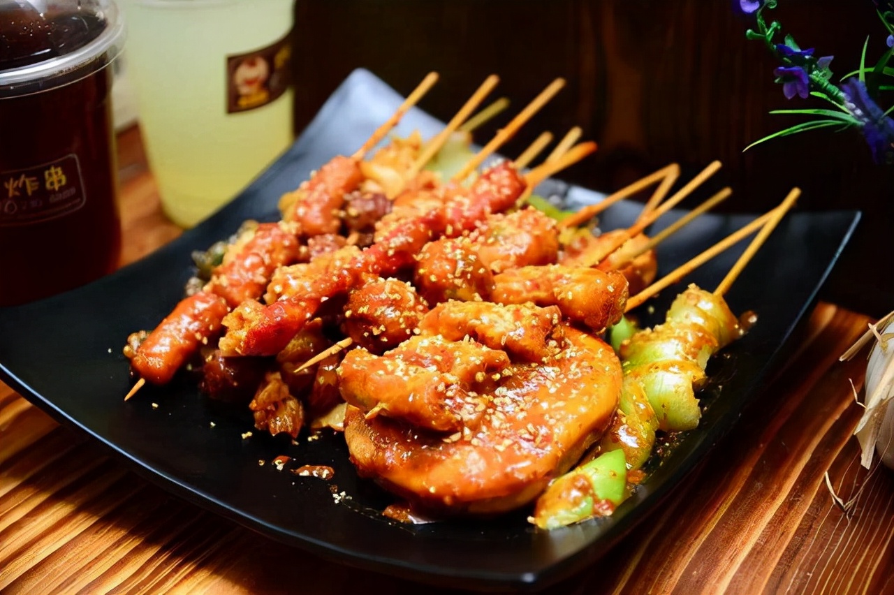 晚上吃苹果容易伤胃？医生建议：到了晚上，这4种食物最好别吃