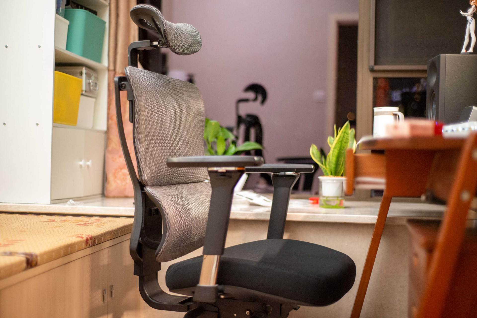 桌面改造 2.0，兼顾生产力与娱乐性的一体化空间