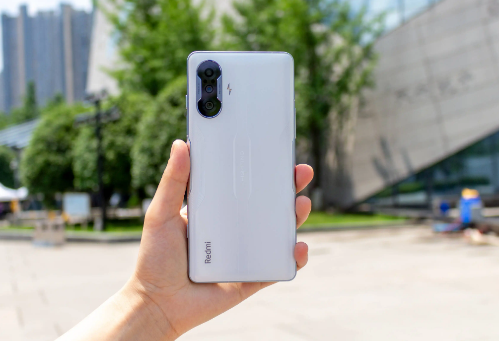 前置镜头,后置镜头为三摄组合,主镜头为4800万像素的索尼imx582传感器