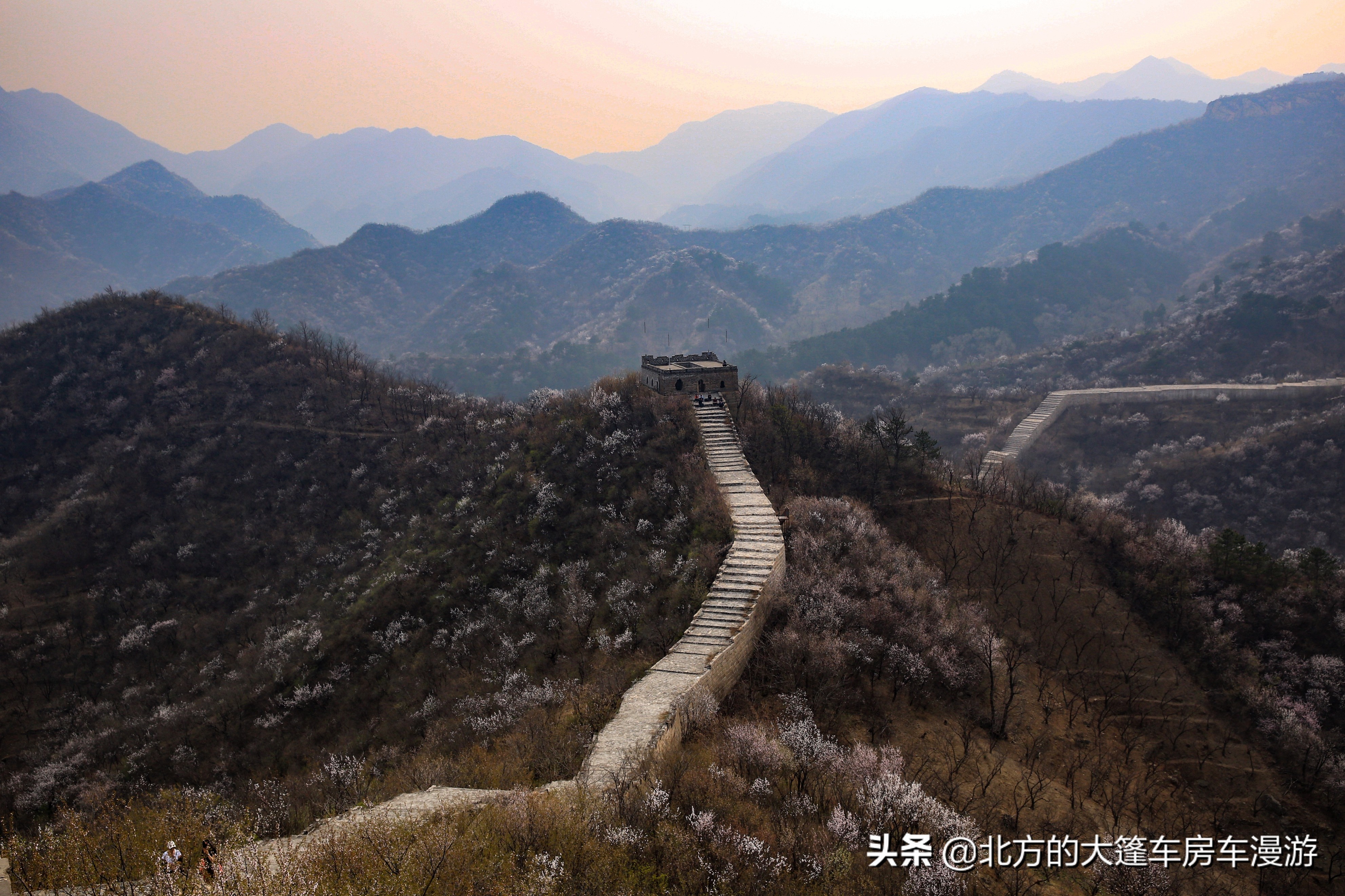 走过北京春天最美的盘山公路去那山桃花盛开的地方——龙泉峪长城