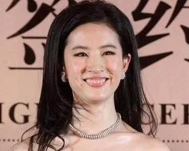 明明是绝色，怎么拍出这么丑的照片，妆容难看，用的是丑颜相机吗