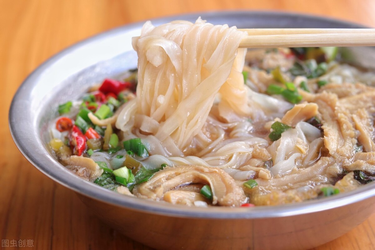 这座粤里粤气的广西小城，说粤语、吃粤菜、听粤剧，一身广东味道