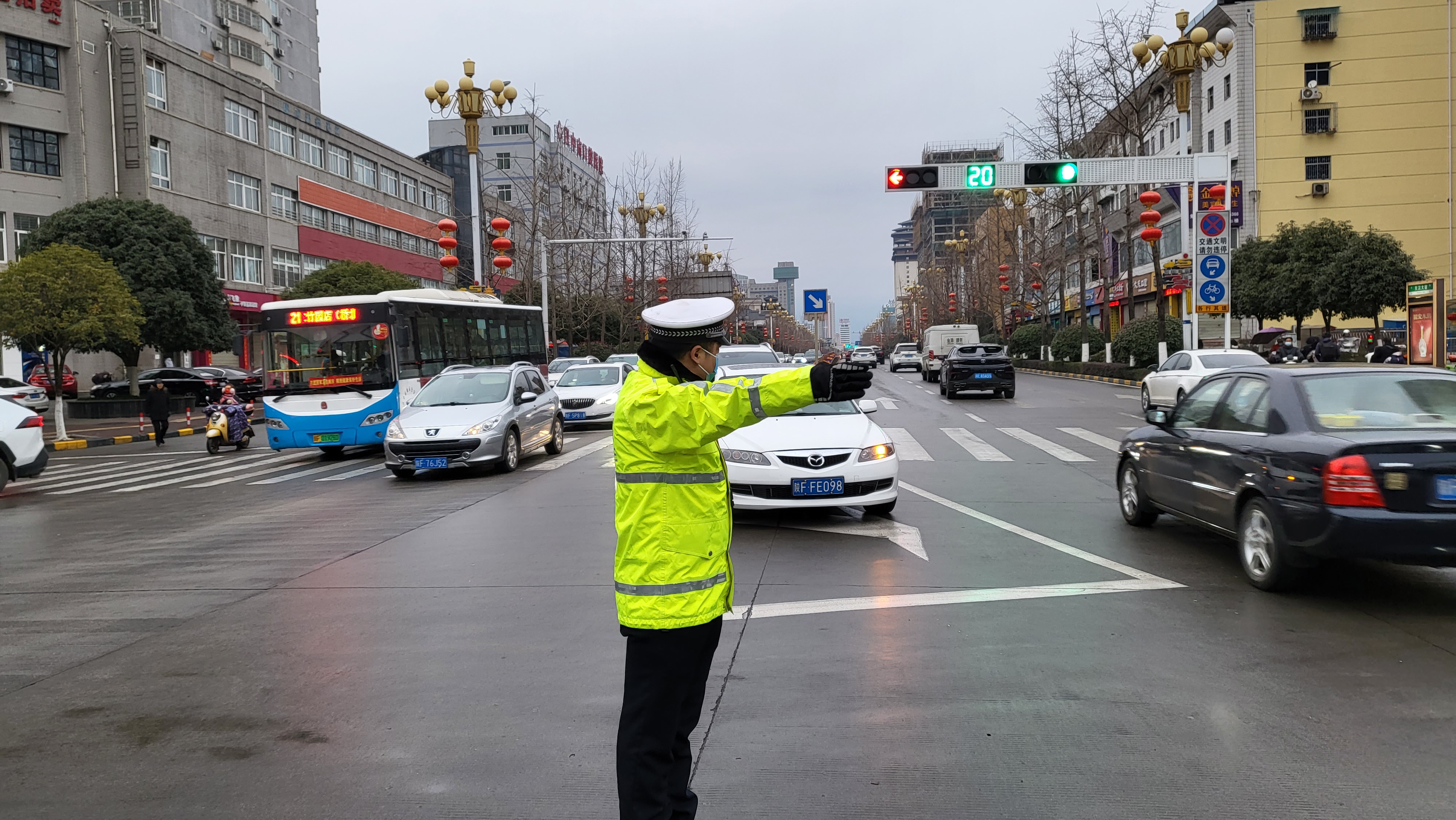 交通秩序大提升 文明创建我先行丨汉中交警二大队紧盯交通秩序大提升工作不放松