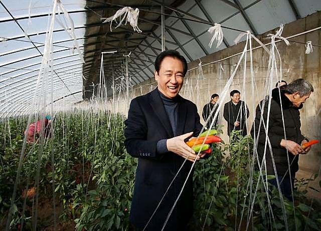 老师给小伙20元学费，40年后他发现恩师贷款买房：把买房费用全免