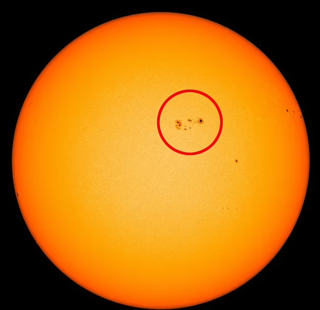 一个地球三倍大小的太阳黑子正在直面地球