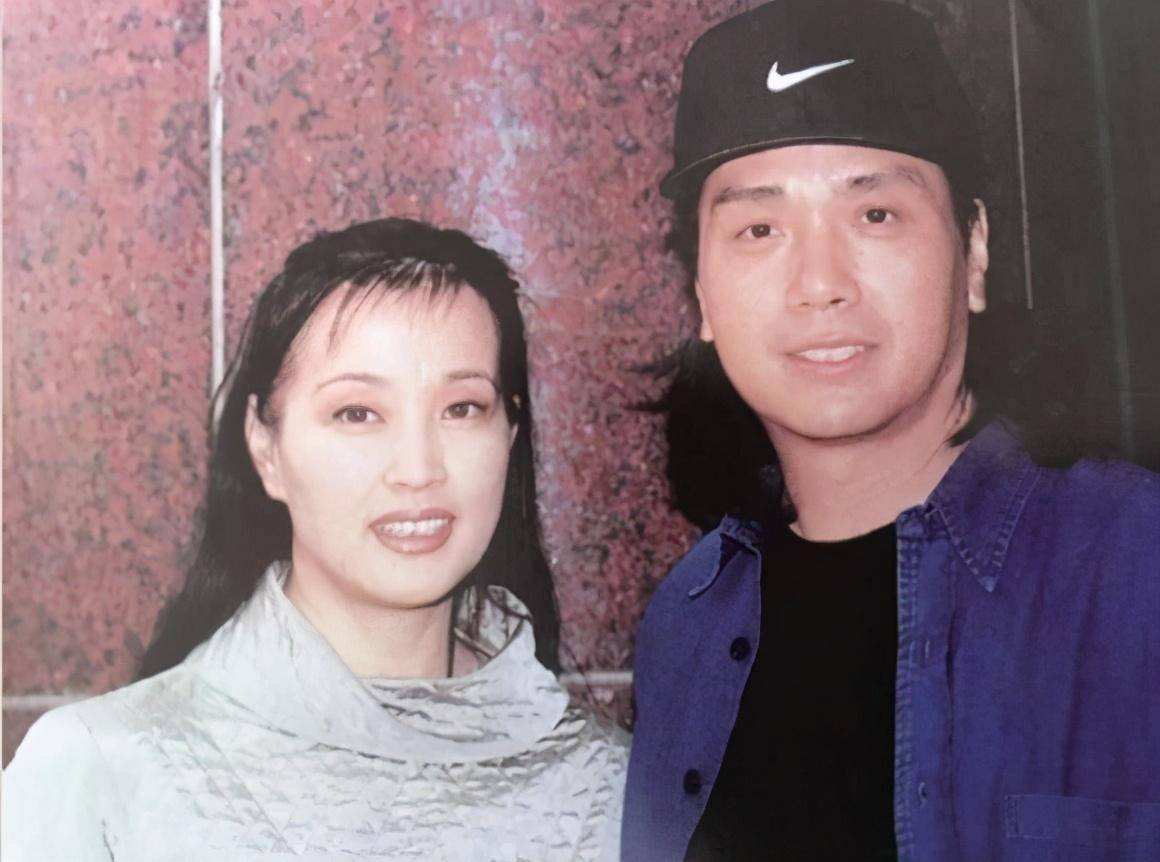 与刘晓庆苦恋5年，分手后不拍戏也不结婚，如今伍卫国怎样了？