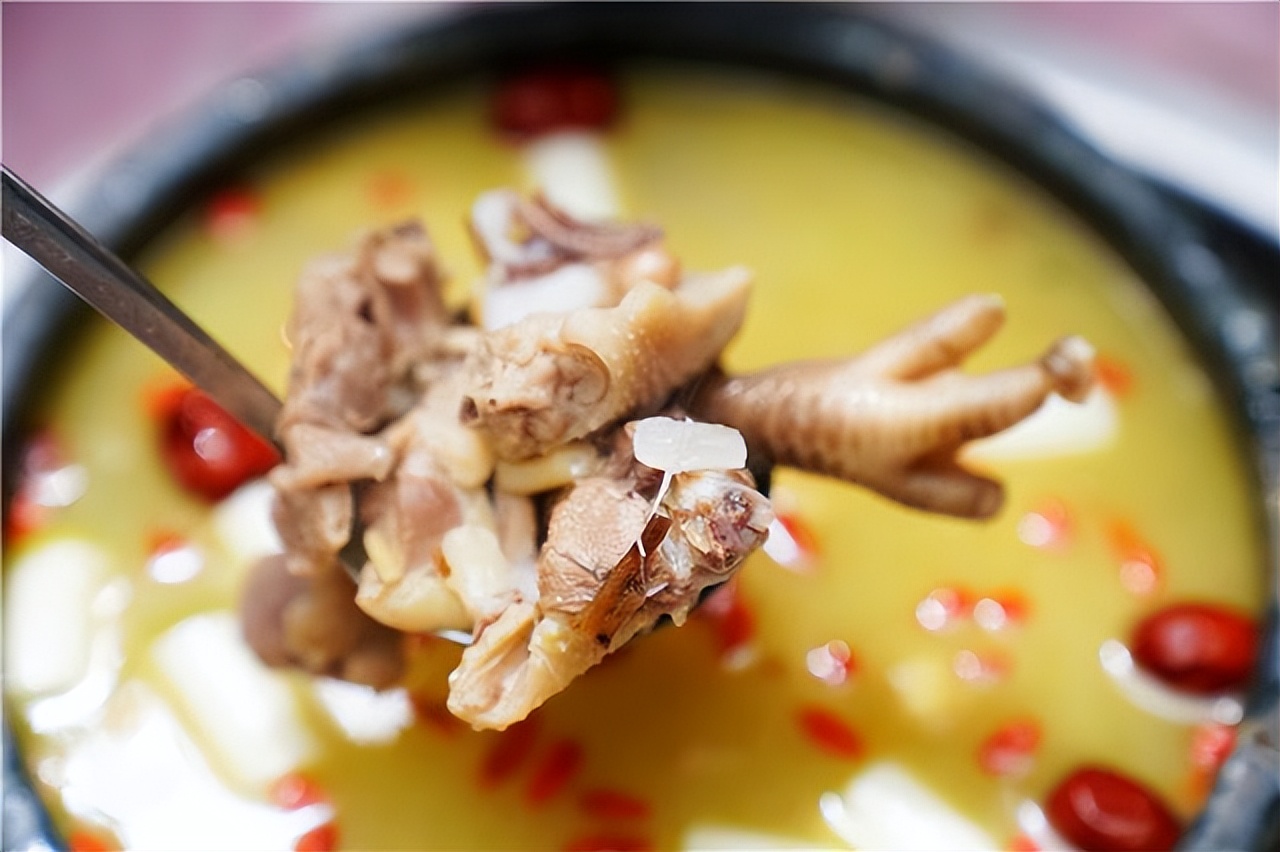 很多自驾川藏线的人,来到鲁朗都会品尝一下当地有名的鲁朗石锅鸡,这跟