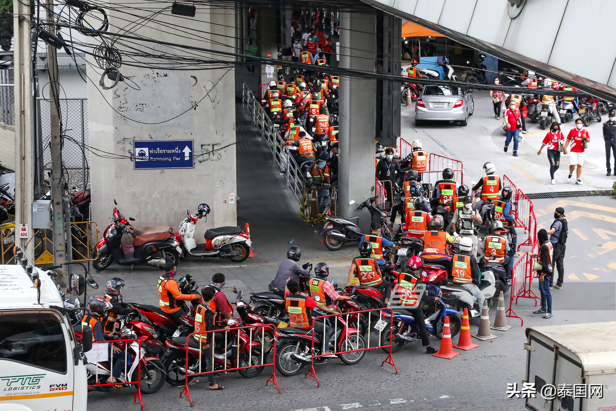 2022曼谷世紀杯人流量大 摩托車司機生意爆火