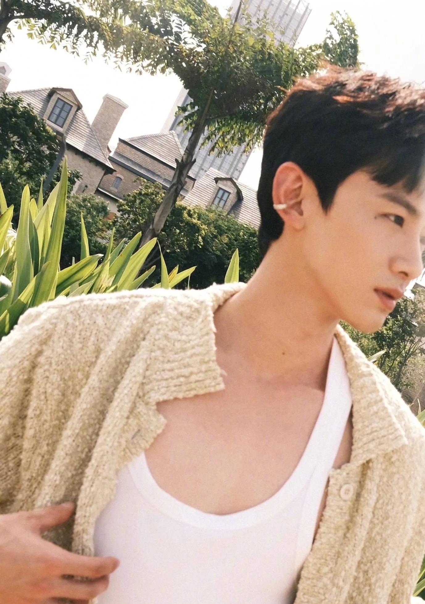 慢慢有人发现白敬亭长得很像这个电影男主,于是给他起了绰号"小柯震东