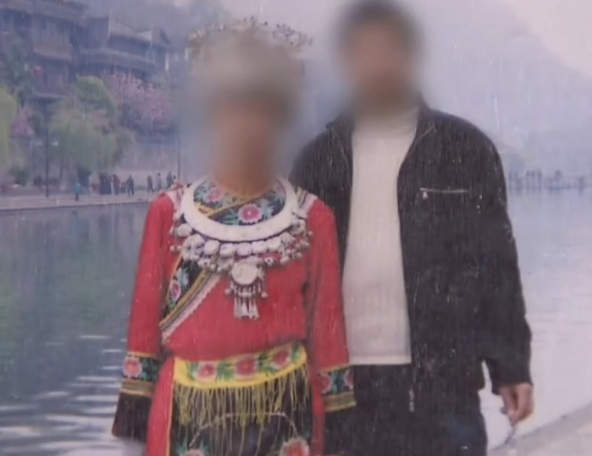 2015年,湖南女大学生当街产子,不料丈夫竟是50岁流浪汉,母亲崩溃