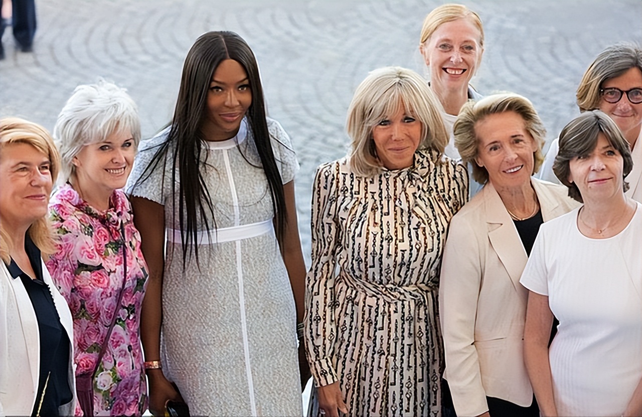 法国夫人顶“鸡窝头”亮相，穿印花裙同框老牌超模，气质不落下风