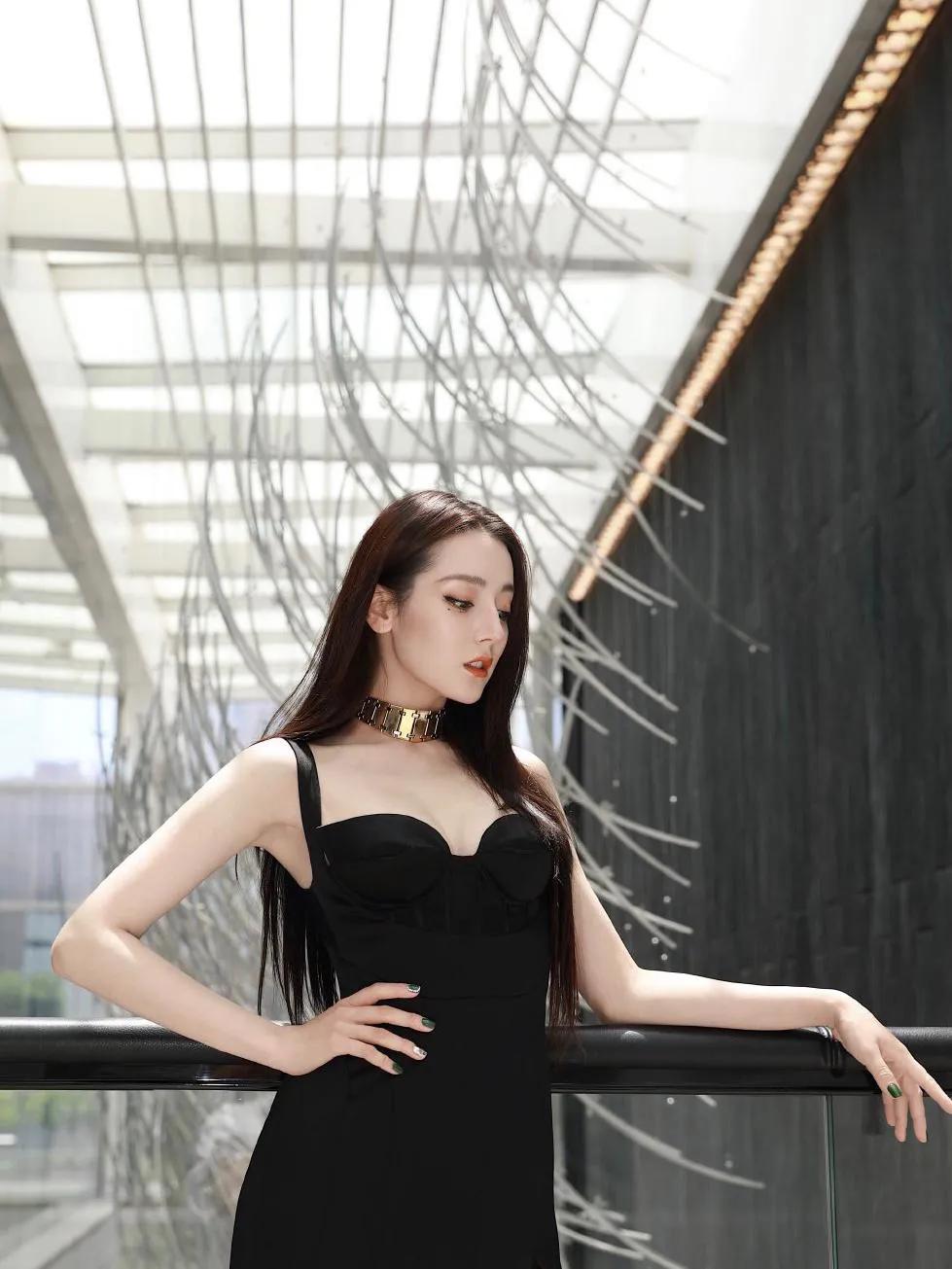 古力娜扎与迪丽热巴同穿黑色连衣裙，你们觉得谁更有魅力呢？