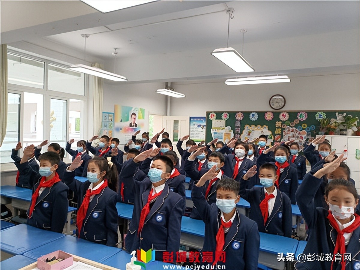 星光小學(xué)湖北路分校返校復(fù)課后升旗儀式(圖2) 星光小學(xué)湖北路分校返校復(fù)課后升旗儀式(圖2)