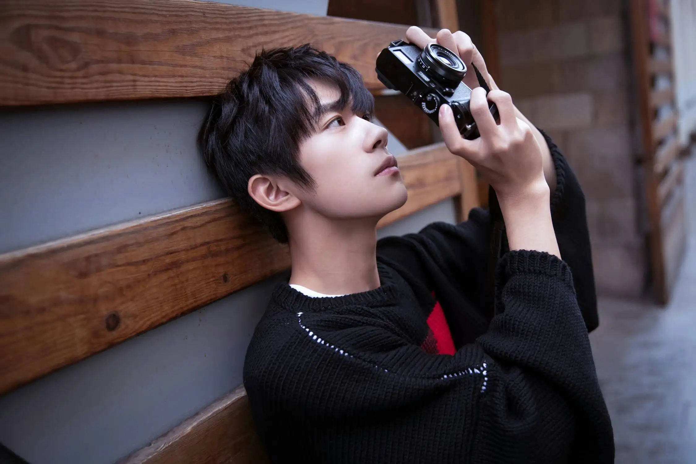 易烊千玺考编上热搜，月入千万的明星为何要抢月薪几千的工作？