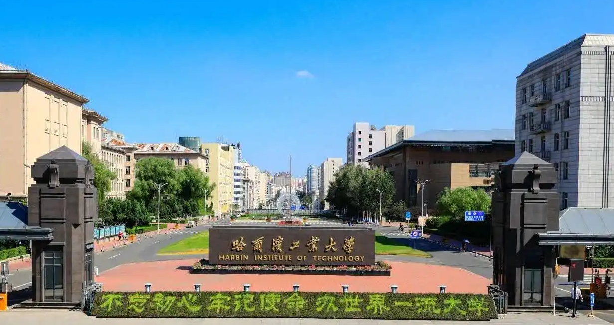 全国985高校共计39所，可以分为5个档次，最后一档处境“尴尬”