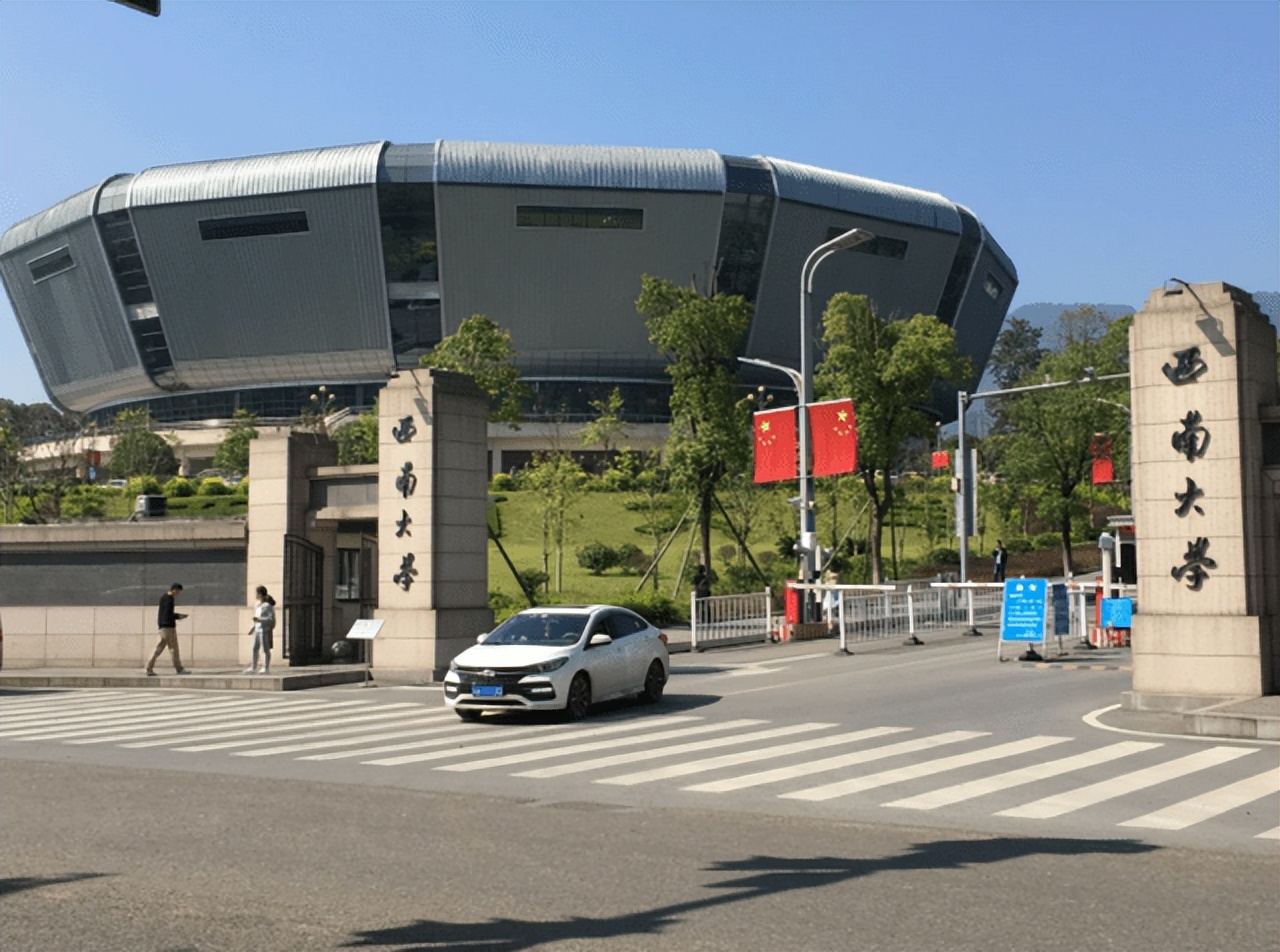 网红考研名师张雪峰，一语道破社会现实，却被人民日报点名批评？