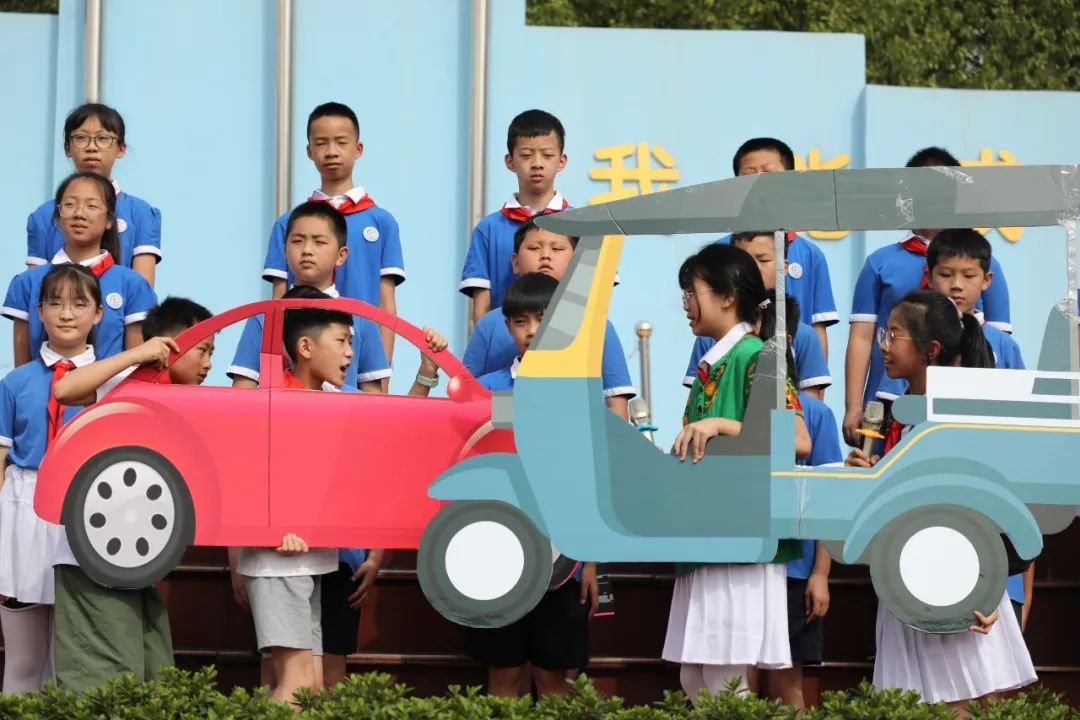 成都市双流区棠湖小学举行“交通安全主题”升旗仪式