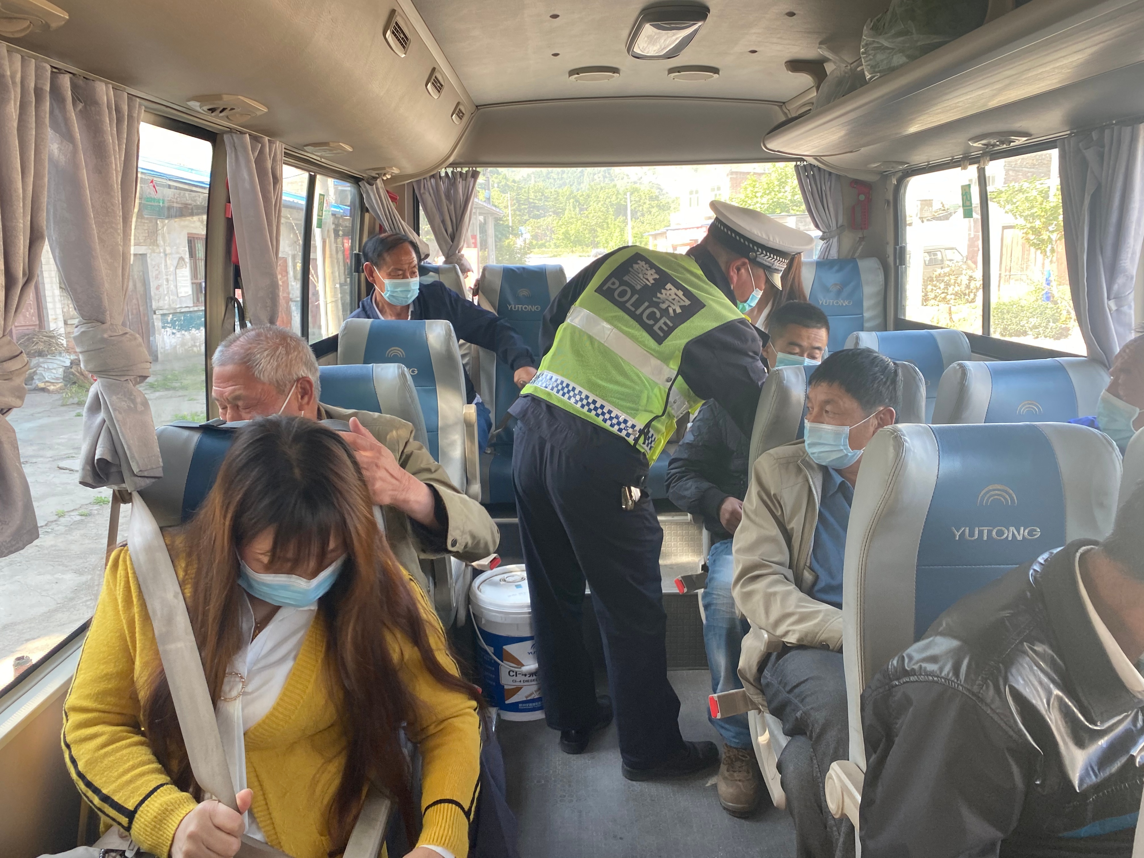 华阴交警五一假期持续开展“安全带 生命带”交通整治