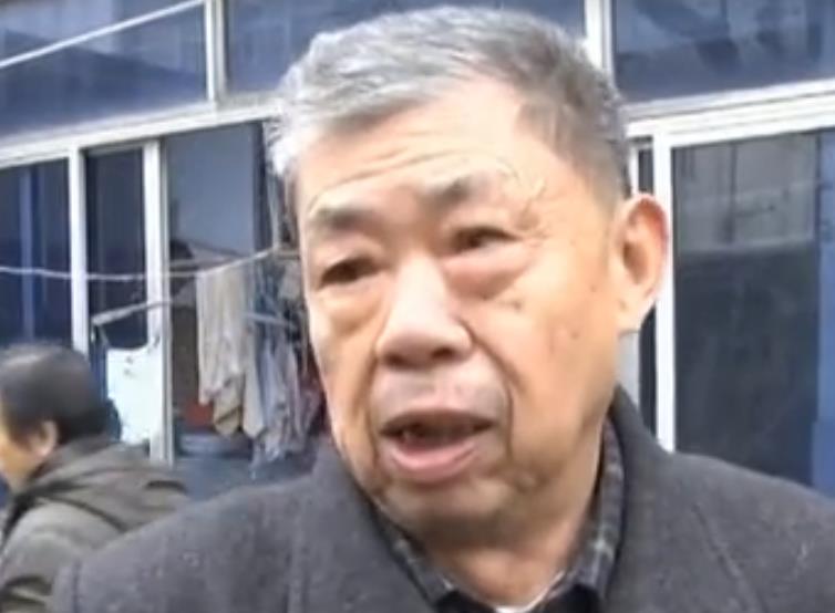 2016年，江苏一名小学生开车撞人逃逸被抓，母亲辩解：孩子还小