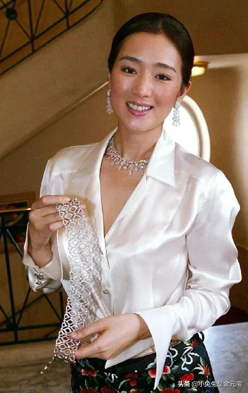 所以巩俐的脸跟邱淑贞一样是扑克脸大小