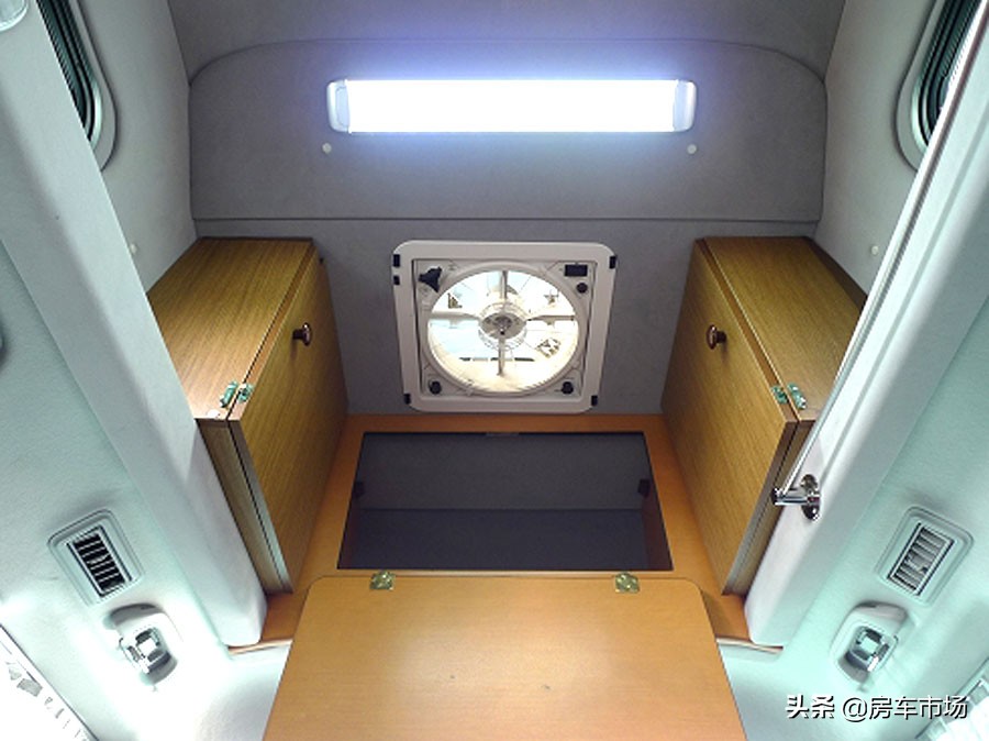 本田商务加装二层顶变房车，内部上下两个床位睡四口人