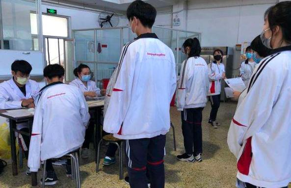学生担心高考体检需要全部脱光，尴尬得想逃跑，医生乐了：想太多