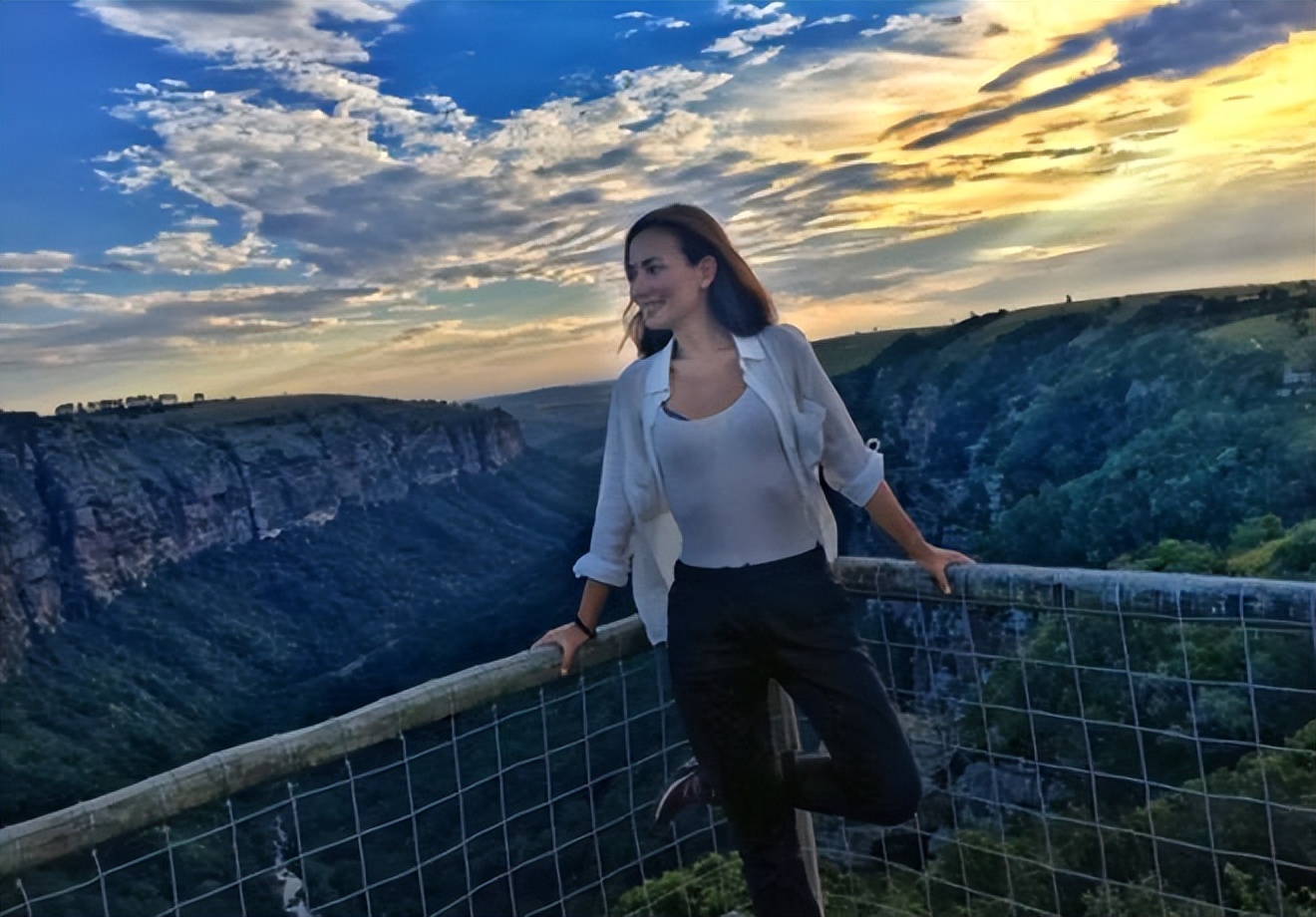 娱乐圈中的四位混血女明星，网友：李小璐最混