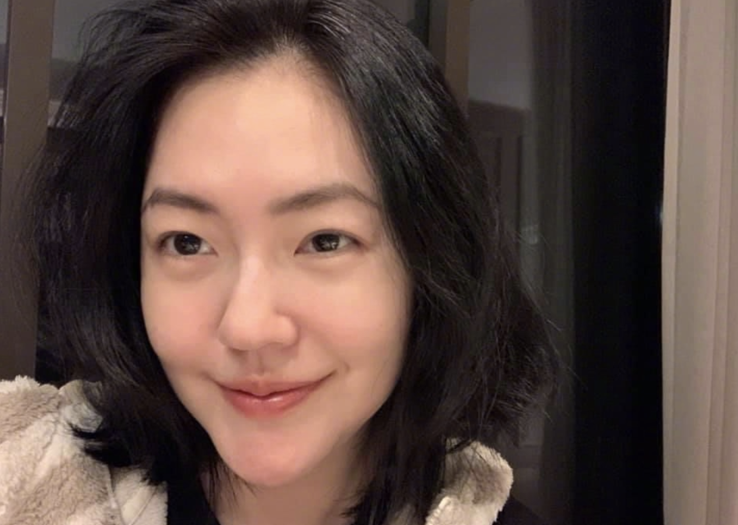 小s二女儿晒自拍，秀直角肩和小蛮腰，14岁Lilly穿扮成熟颜值获赞