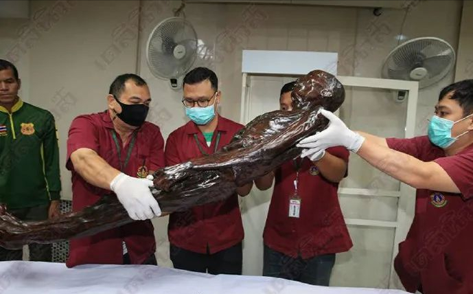 “泰国食人魔”，死后被制成干尸罚站60年，成为泰国人民童年阴影