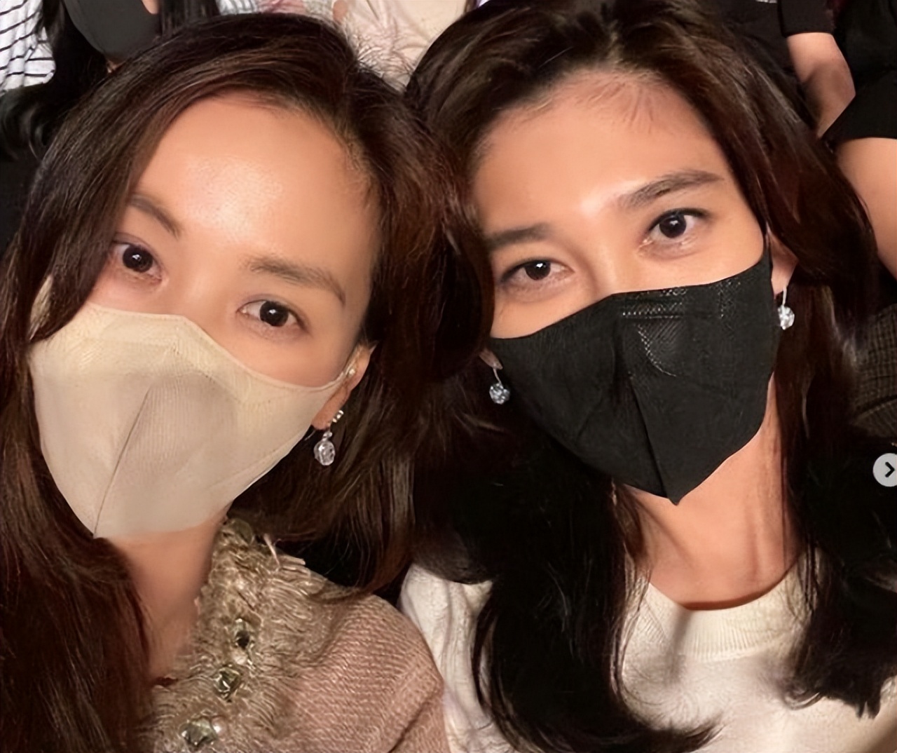 52岁李富真美绝了，戴口罩难掩盛世美颜，现实版“财阀千金”