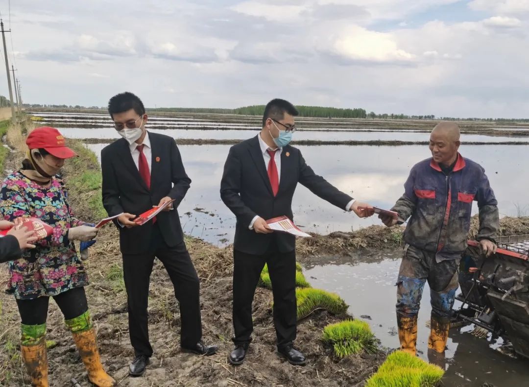 普法宣传到田间 司法服务助春耕