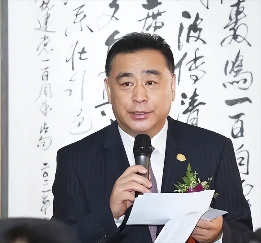 清华大学幼儿园园长之子，央视主持32年0失误，为何61岁依旧单身