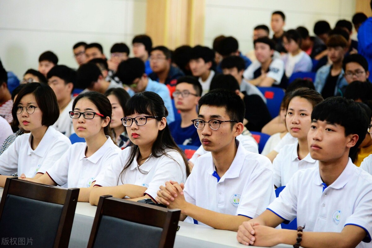 大学入党的限制跟流程是什么，大学生要早清楚、早入党