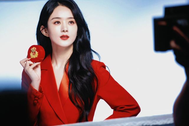 赵丽颖闷声干大事！穿中国红西装霸气侧漏，拿下代言就硬气不少