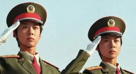 当年在阅兵仪式上“红遍中国”的双胞胎姐妹花，后来怎么样了？