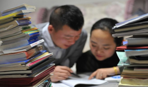 北大毕业家长和妻子赛证书，谁输谁就辅导孩子写作业，最后谁赢了