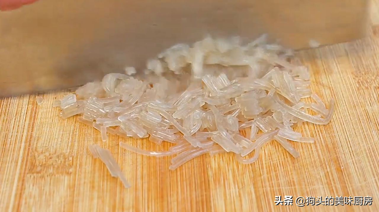 懒人早餐我就服这个做法，不揉不擀面，几分钟做一锅，酥脆鲜香