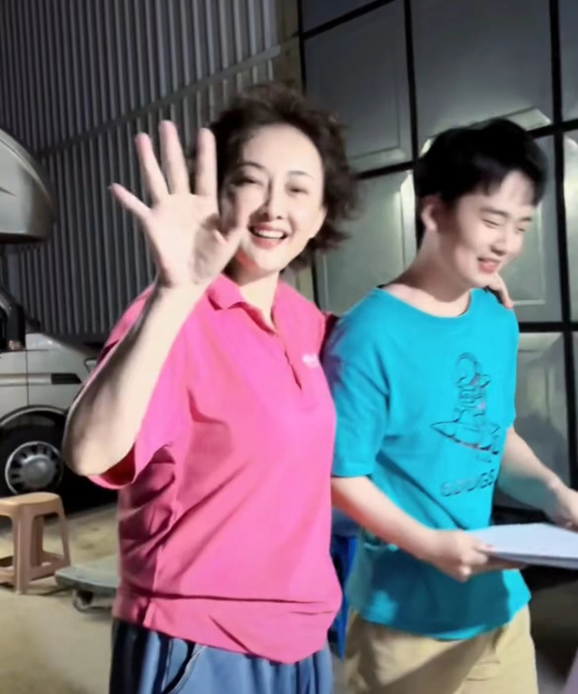 郭麒麟久违露面身形消瘦，神情疲惫面容憔悴，与牛莉搭肩关系亲密