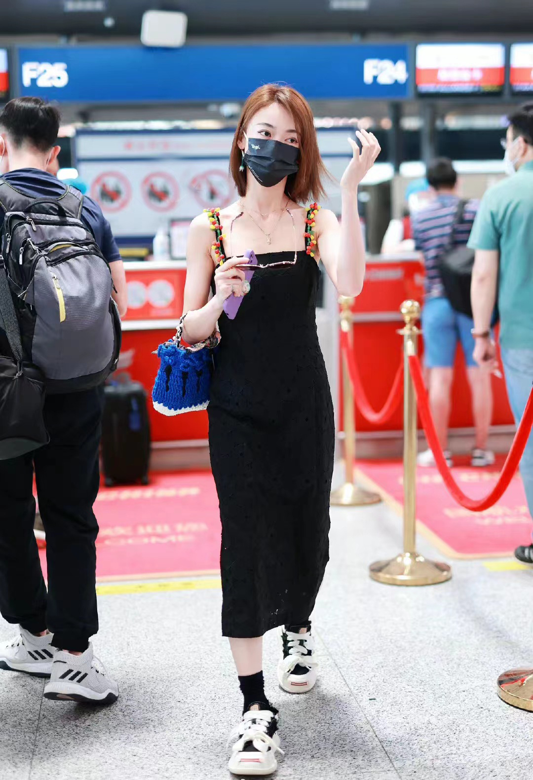 吴谨言黑色吊带连衣裙穿出多彩青春范儿，精致时尚，充满夏季氛围