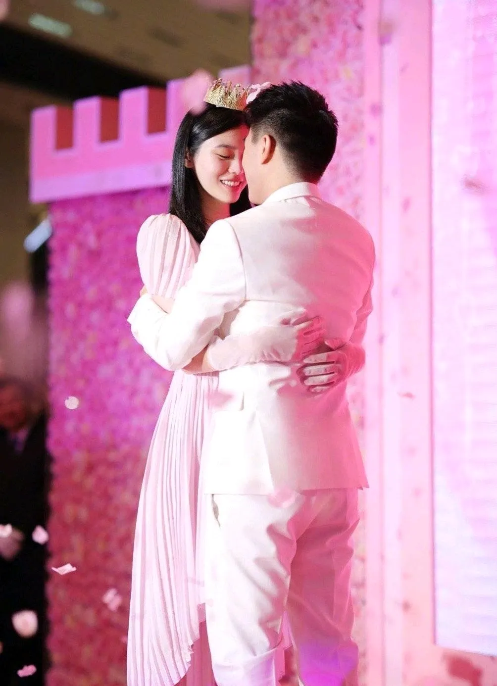 “叛逆千金”何超盈：生于千亿豪门，为何偏携14亿嫁“寒门学霸”