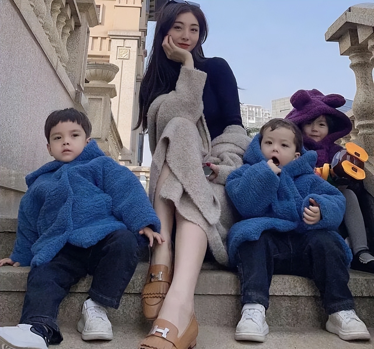 山东女孩李雪珂，24岁年入千万，29岁未婚生仨混血儿：一切靠自己