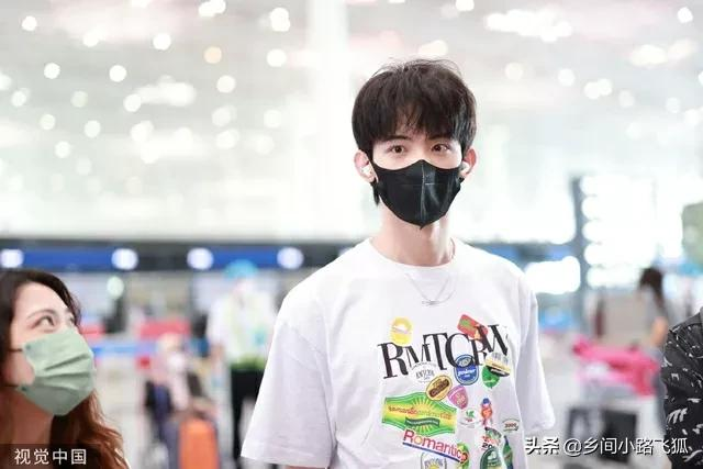 常华森从首都机场出发 身穿印花T恤搭配黑色长裤