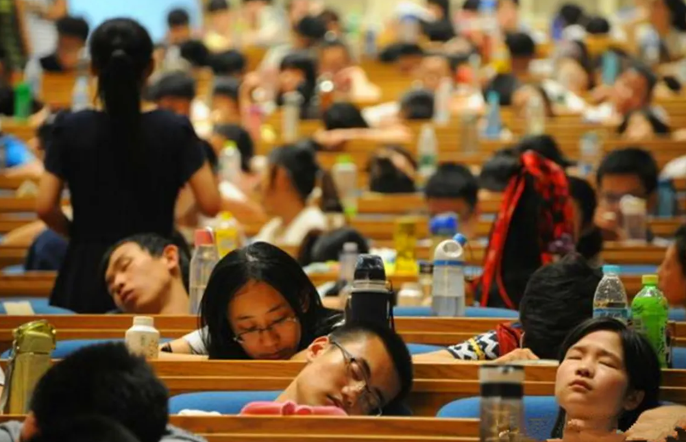 高校老教师打扮尽显雅致，年轻人自愧不如，家长却在线“泼冷水”