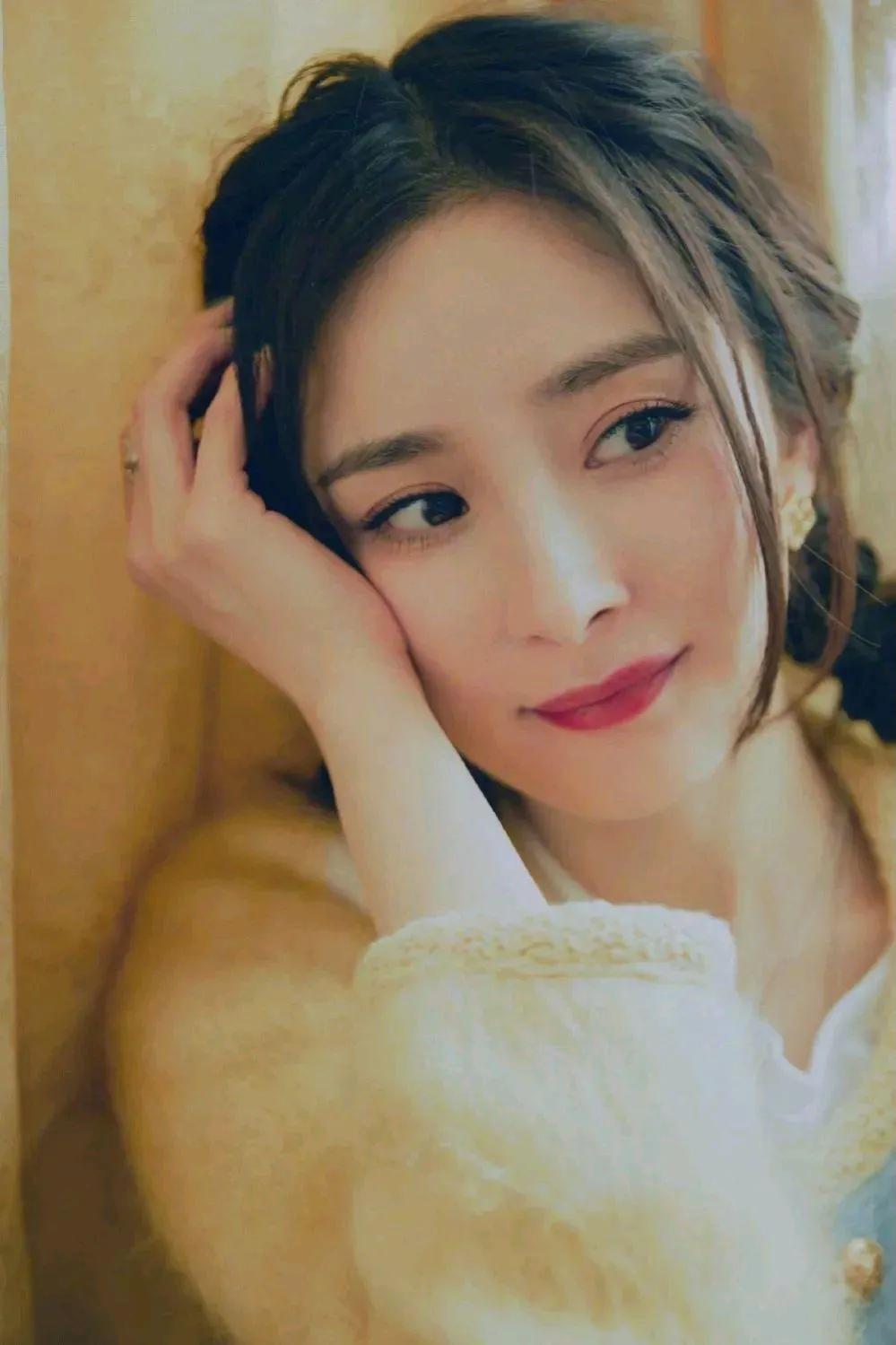 杨幂双尾麻花辫少女风—清新装扮，青春靓丽，俏皮灵动