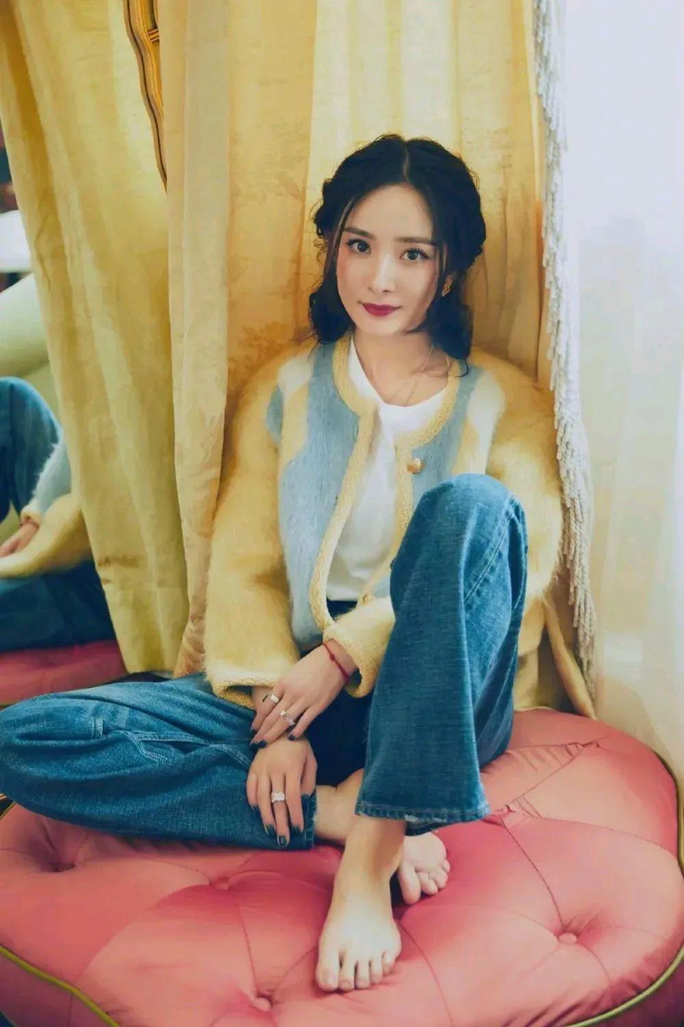 杨幂双尾麻花辫少女风—清新装扮，青春靓丽，俏皮灵动